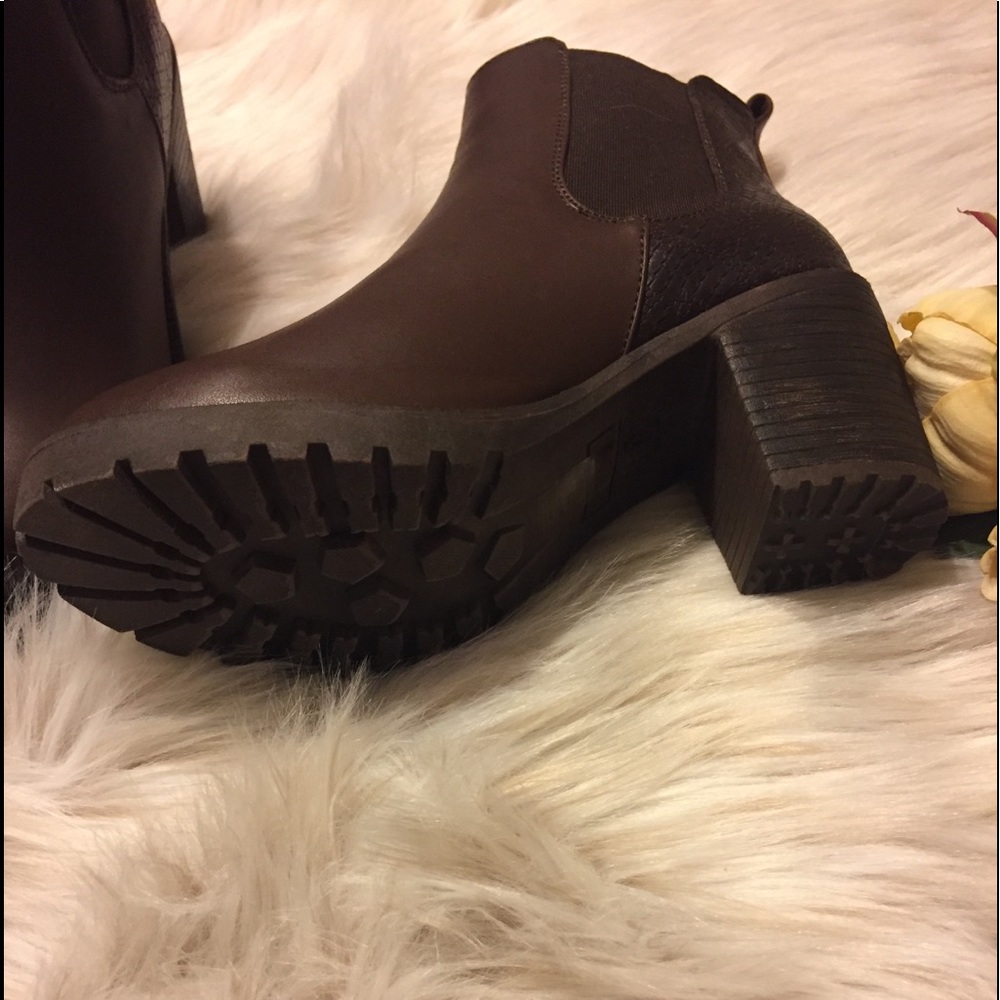 BROWN FAUX LEATHER ANKLE BOOTS - Picture 6 of 7